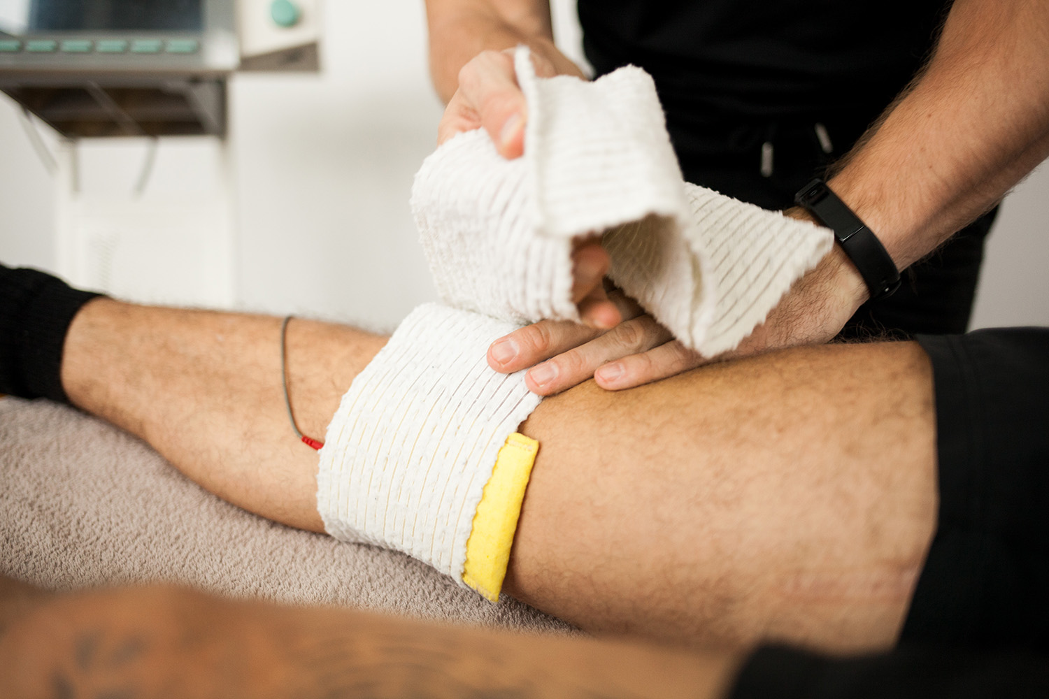 Ein Patient erhält von einem Physiotherapeuten eine Elektro Therapie mit gezielten Reizströmen